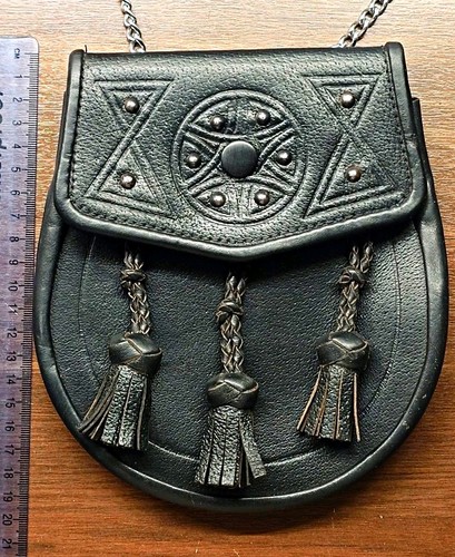 Leather day sporran tooled and - day,